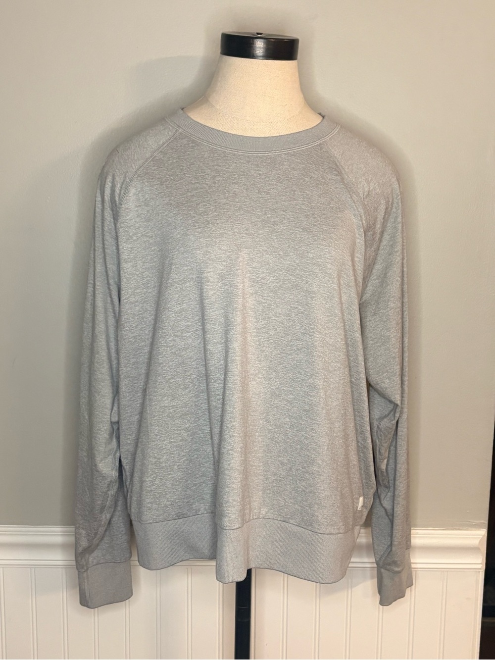 Vuori Women's Crewneck Sweatshirt in Light Gray